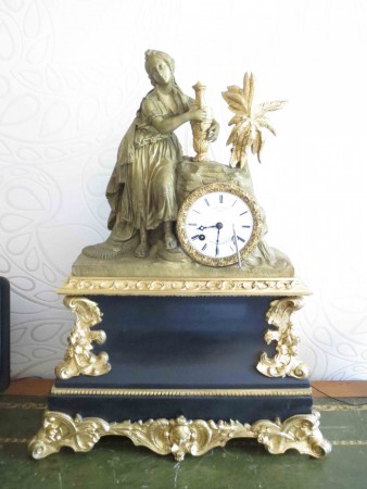 4760 - Hodiny stolni empir zlacene v ohni s cernym mramorem Paris 1.polovina 19.stoleti  V - 46 cm -  18 500 kc